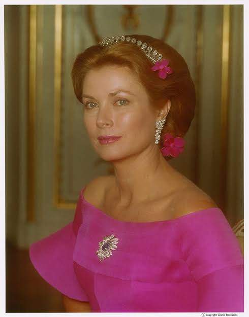 Exposition de tenues de Grace de Monaco à San Remo – Noblesse & Royautés