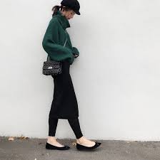 暗い色ばかり着てしまいがちな今の季節 冬こそ明るいカラーを取り入れて 地味にならないおしゃれを楽しみたいですよね 大人だからこそ似合う冬コーデのポイントを 色別にチェックしていきましょう マタニティファッション 秋冬 ファッション マタニティファッション