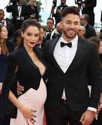 Un Effet Mouille Realise Par Le Coiffeur Paul Duchemin Pour Nabilla Benattia Sur Les Marches De Cannes Le 19 Mai Nabilla Tenue Mariage Homme Nabilla Benatia