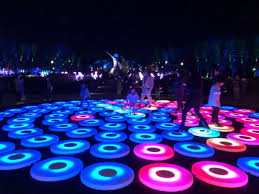 Explore A Wonderland Of Artwork Aglow And Christmas Lights At Franklin Park Conservatory In Ohio Franklin Park Conservatory Christmas Lights Franklin Park