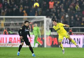 Dış cephesinin üst kısmında turuncu bir bölüm bulunan stadyumun, koltukları da sarı, kırmızı ve bej. Btcturk Yeni Malatyaspor Fenerbahce Anadolu Ajansi