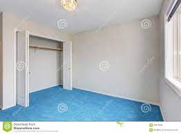 Klassische und moderne teppiche für ein komfortableres wohnerlebnis! Unmobliertes Schlafzimmer Mit Blauem Teppich Stockfoto Bild Von Blauem Schlafzimmer 55919996