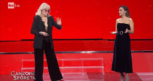 Domani 12 marzo, su rai 1, andrà in onda la prima puntata del nuovo programma musicale condotto da serena rossi: Canzone Segreta Amanda Lear A Serena Rossi Sembro Bella Perche Sto Accanto A Una Brutta Serena Rossi Si Gela E Cala Il Silenzio City Milano News