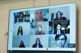 Părinții optează să plătească o sumă consistentă, fie pentru a le asigura copiilor accesul la profesori cu experiență, condiții de studii mai bune sau pentru a le mări șansele de promovare a examenelor de la. Comunicat Cum Se StudiazÄ Media Si Comunicare La Un Liceu Privat De Top Din Bucuresti