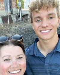 Stephanie Fielder's Instagram, Twitter & Facebook