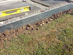 Comment Poser Bordure Metallique Acier Galvanise Pieu Tranchee Beton All Amenagement Paysager Devant Maison Amenagement Jardin Amenagement Jardin Devant Maison