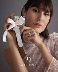 When our client, Hazel, approached us to create a bespoke ring that could  represent the 6 members of her family, we knew it was going to be a  spectacular jewel. Choosing each