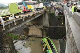 Sebelum menyetir bus, dites terlebih dahulu dengan mengemudikan kendaraan biasa. Bus Terjun Ke Sungai Karena Sopir Mengantuk