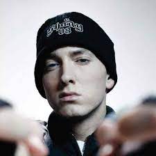 The eminem show is the fourth studio album by american rapper eminem.after it had originally scheduled for release on june 4, 2002, the album was released in may 26, 2002, by aftermath entertainment, shady records, and interscope records due to pirating and bootlegging of it. Wie Wurde Eminem Beruhmt Die Erfolgsgeschichte Popkultur De