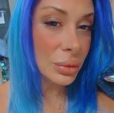 Can I ask what app people are using to create a Singer to make song videos  please. Possibly one that uses my photo too