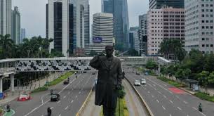 Alasan utamanya tentu adalah ekonomi. Peneliti Separuh Penduduk Indonesia Bakal Terinfeksi Jika Tak Lockdown
