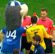 Das maskottchen von schalke 04 kommt nach der roten karte für schiedsrichter felix zwayer im revierderby gegen borussia dortmund mit einer rüge davon. Erwin Hier Zeigt Schalkes Maskottchen Dem Schiedsrichter Rot Welt