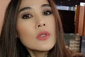 Ina Thomas Unggah Foto Sang Ibu dan Suami, Netizen Beri Pujian!