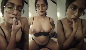 Dusky kannada wife showing big boobs in black bra