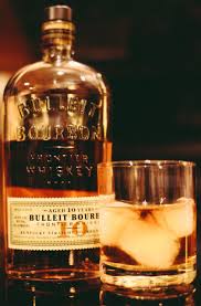 Spesso usato nei drink al whiskey, è difficile da sostituire. Bourbon Gentleman S Essentials Bourbon Whiskey Bulleit Bourbon