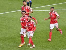 Add the latest transfer rumour here. Bundesliga News Phillipp Mwene Trifft Erstmals Fur Mainz