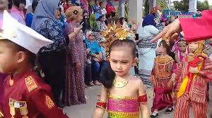 Batik sudah menjadi salah satu jenis kain yang sudah diperhitungkan. Lucunya Anak Tk Di Wajo Jalan Jalan Pakai Baju Adat Youtube