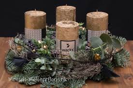 Adventskranz Mit Goldenen Kerzen Weihnachtsdekoration Weihnachten Dekoration Weihnachtsdeko Kerzen