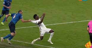 Surnommé brichiel , chiello ou encore re giorgio  1  , il est considéré comme l'un des meilleurs défenseurs de sa génération. Em 2021 Giorgio Chiellini Mit Foul An Bukayo Saka Netz Lacht