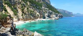 Cala sisine è, senza dubbio, insieme alla più famosa cala luna, una delle spiagge più interessanti della costa di baunei, sia per le dimensioni (è profonda cala sisine è raggiungibile anche via terra partendo dall'altopiano di golgo, seguendo la strada sterrata che si dirama verso destra 200 metri. Cala Mariolu L Oasi Di Baunei Dalle Acque Turchesi Sardinias