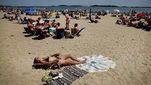 Download this free vector about woman in the beach character, and discover more than 14 million professional graphic resources on freepik. Photos It Sure Is Hot Let S See If Anyone Is Social Distancing At M Street Beach