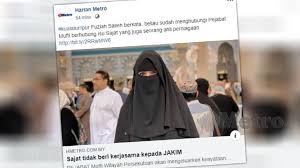 Sebelum ini sajat turut menimbulkan kontroversi apabila berpakaian wanita ketika melakukan ibadah umrah di makkah. Pejabat Mufti Rujuk Jantina Sajat Di Jpn