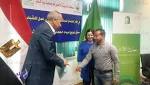 محافظ القليوبية يوزع عربة طعام