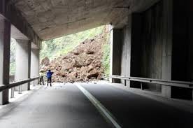 Nueve personas murieron cuando la infraestructura de un túnel colapsó sobre los vehículos que transitaban por la vía. Cuatro Muertos Por Derrumbe En Via Bogota Villavicencio