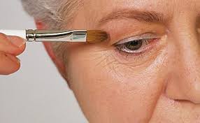 Ein schwarzer eyeliner und stark pigmentierte lidschatten zum beispiel können falten, feine linien und krähenfüße auffälliger erscheinen lassen. Reife Haut Schminken Fur Altere Damen Schrittweise Erklart Schminken Anleitung Tipps Motive Vorlagen