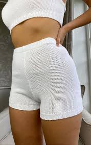 Avec le retour en force du vintage, la sandale homme trouve un nouveau public et réinvestit la mode.avec les mules, tout est question de dosage et d'équilibre.que vous soyez plutôt synthétique durable et couleurs vives pour la plage, ou cuir et tons habillés pour les porter en toutes occasions, les sandales assurent une touche rétro inattendue; White Knitted High Waisted Short Knitwear Prettylittlething Il