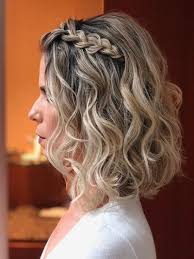 Vous craignez que vos cheveux bouclés soient désordonnés et ne conviennent pas à une sublime coiffure de mariage. 12 Coiffures De Mariage Pour Cheveux Mi Longs Touslesmariages Com