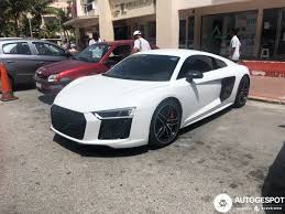 It shares a lot with the lamborghini huracán, but the r8 is less. Audi R8 V10 Plus 2015 2 Januar 2020 Autogespot