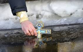 За традицією, напередодні свята і безпосередньо 19 січня люди святять воду. Pbci Ixiuy5irm