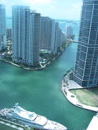 Miami Fl The Main Portion Of The City Lies On The Shores Of Biscayne Bay Which Contains Several Hun Lugares Increibles Lugares Hermosos Lugares Maravillosos