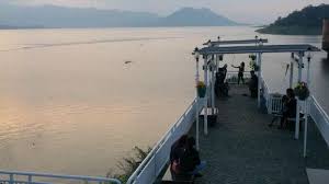 Jatiluhur water world atau jww merupakan wisata yang menyajikan wahana permainan air objek wisata ini masih ada di wilayah waduk jatiluhur yang cukup iconik di purwakarta karena keindahan dan sedangkan tiket masuk jatiluhur water park adalah sebesar rp. Berakhir Pekan Di Purwakarta Jangan Lewatkan 2 Tempat Yang Penuh Pesona Ini Tribun Jabar