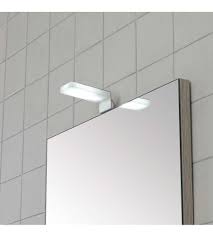 Applique con fissaggio direttamente sullo specchio del bagno, in questo caso la lampada viene fissata forando lo specchio e ancorata sullo stesso così da evitare fori sulla muratura. Lampada A Led Universale In Acciaio E Plexiglass Per Specchio Bagno Larghezza 8 Cm Da 3