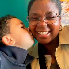 Elisabeth Holm, samskipari á Góðskueindini á Setrinum, hevur staðið sína  ph.d.-ritgerð um, hvussu tað er hjá tilflytarum úr londum uttan fyri  Norðurlond at læra og brúka føroyskt mál og at sleppa upp