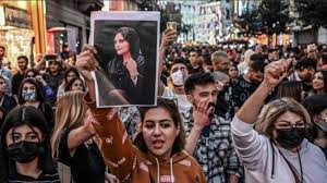 Iran, ancora sangue per Mahsa Amini. Bloccato accesso a Instagram e Whatsapp