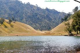 Ranu kumbolo ialah sebuah danau air tawar yang ada dalam naungan pemerintah kabupaten lumajang, jawa timur yang untuk beberapa pecinta alam serta backpacker, ranu kumbolo merupakan tempat yang tidak asing lagi. Porter Semeru Trip Report Ranu Pane Ranu Kumbolo 4 November 2012