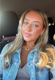 Savannah Holloway's Instagram, Twitter & Facebook