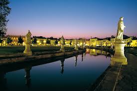 Basato sull'etica e la solidarietà sociale, coinvolto in associazioni, iniziative sociali e progetti radicati a livello locale, casa a colori offre sistemazioni economiche che ti arricchiranno. Hotel A Padova Casa A Colori Casa Vacanze