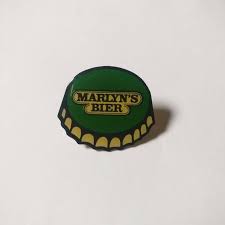 Marilyn S Bier Bottle Cap Pin Badge Etsy Pin Badges Bier Bottle Cap