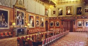 Imagens mostram o momento em que a manifestante, que surgiu em topless, é levada pelas autoridades. Visita Ao Castelo De Windsor Na Inglaterra Para Viagem