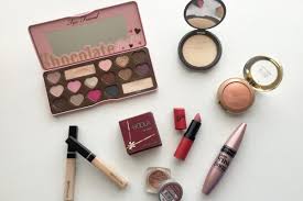 .55.000 ( harga tidak mengikat & belum berikut ongkos kirim ) , 3 seiier/penjual : 10 Produk Makeup Yang Wajib Dimiliki Cewek Yang Baru Belajar Dandan