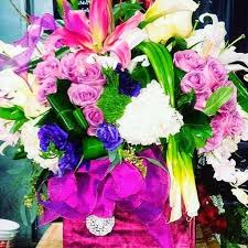 Wholesale flowers online for diy weddings and bulk flowers for special events. Love At First Sight Lavender Rose Arrangements From Floral Lab Design In California Flower Mall Wholesale Fl Wholesale Flowers Flower Market Rose Arrangements