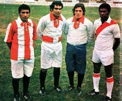Sabemos que esta camiseta refleja la ilusión y sentir de más de 30 millones de peruanos. Uniforme De La Seleccion De Futbol Del Peru Wikipedia La Enciclopedia Libre