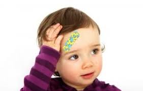 Wenn das kind eine beule an der fontanelle hat würde ich sofort zum krankenhaus fahren und da einen arzt drauf schauen lassen! Baby Vom Bett Gefallen Mogliche Gefahren Wann Sie Zum Arzt Sollten