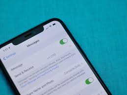 From Sending Money With Apple Pay To Throwing Confetti All Over Someone S Screen We Show You How To Get The Most Of Ou In 2020 Imessage App Iphone Ipad Mini Wallpaper