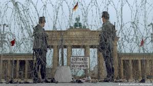 13 de agosto 1961 inicia la construcción del muro de berlín. Cuydrzxgkrlsfm
