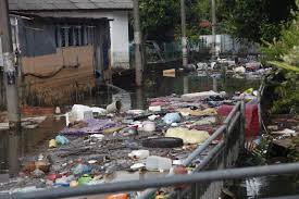 Pemerintah malaysia mengatakan ada 450 ton sampah plastik yang telah terkontaminasi dalam 10 kontainer yang berasal dari australia, bangladesh di mana sebagian besar di antaranya berakhir di tempat pembuangan akhir atau terbuang ke laut, yang kemudian menjadi krisis internasional. Dunia Makin Tenggelam Dek Sampah Plastik